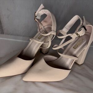 Source Unknown Cream Elegant Heels